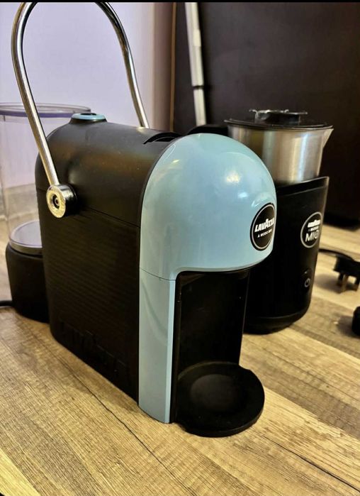 Кафе машина Lavazza с капсули + Кана за мляко