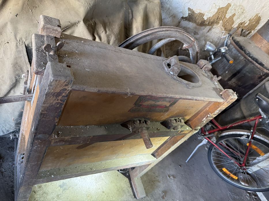 Masina de desfacut porumb veche