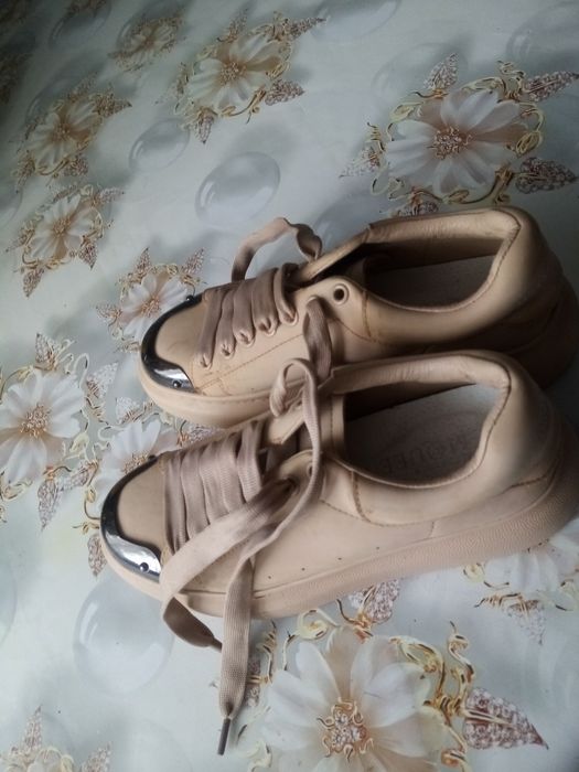 Кроссовки женские