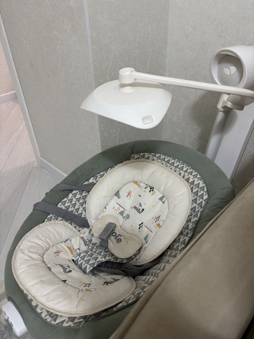 Продам шезлонг joie музыкальный