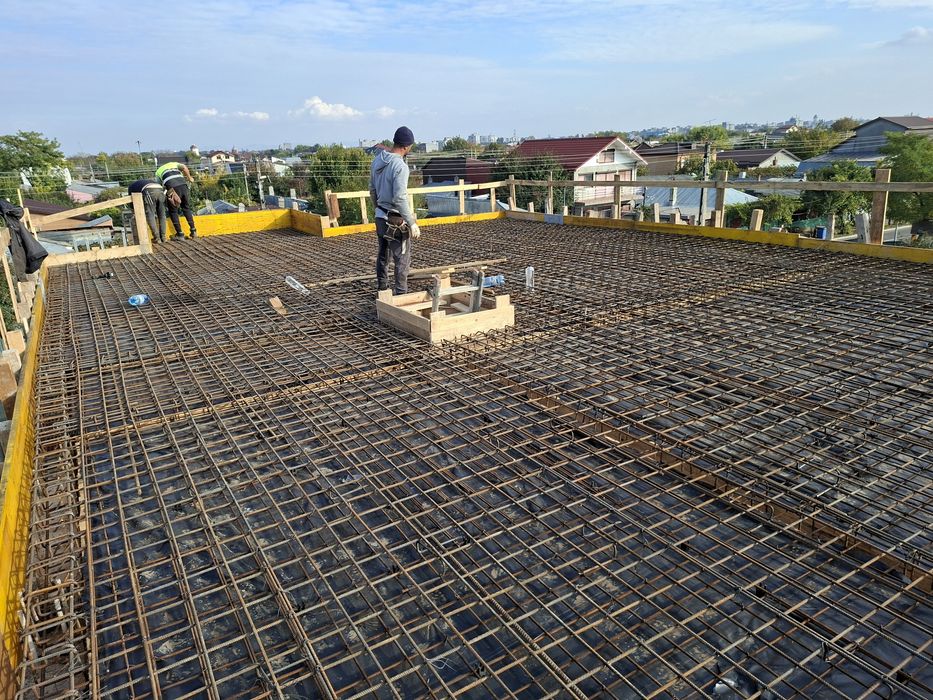 Contruim case la rosu !