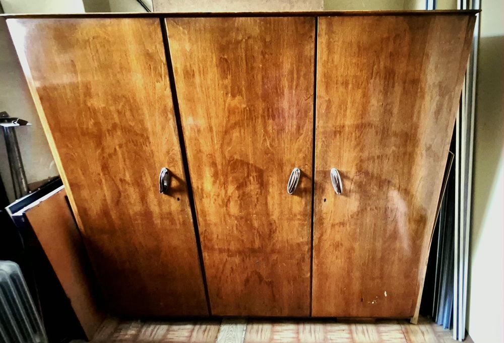 Стар трикрилен гардероб от масив орех