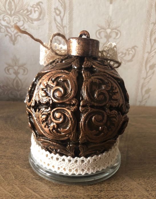 Ръчно изработена топка за елха в кафяво