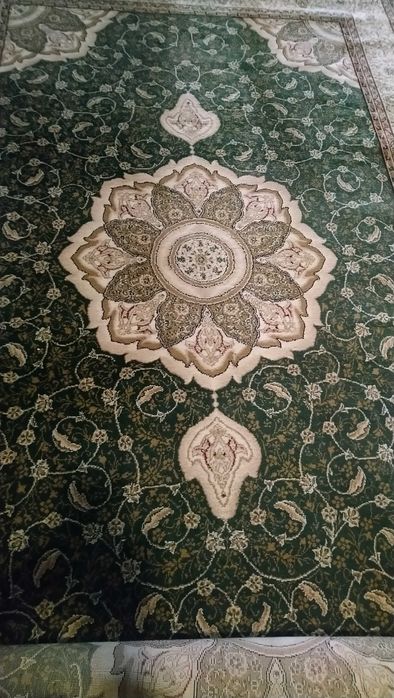 Ковер напольный - темно зеленый.