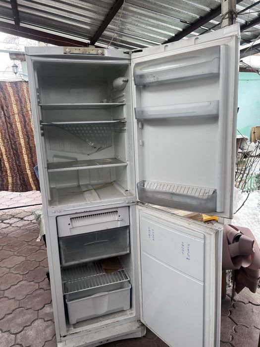 Продам два холодильника Indesit , Atlant