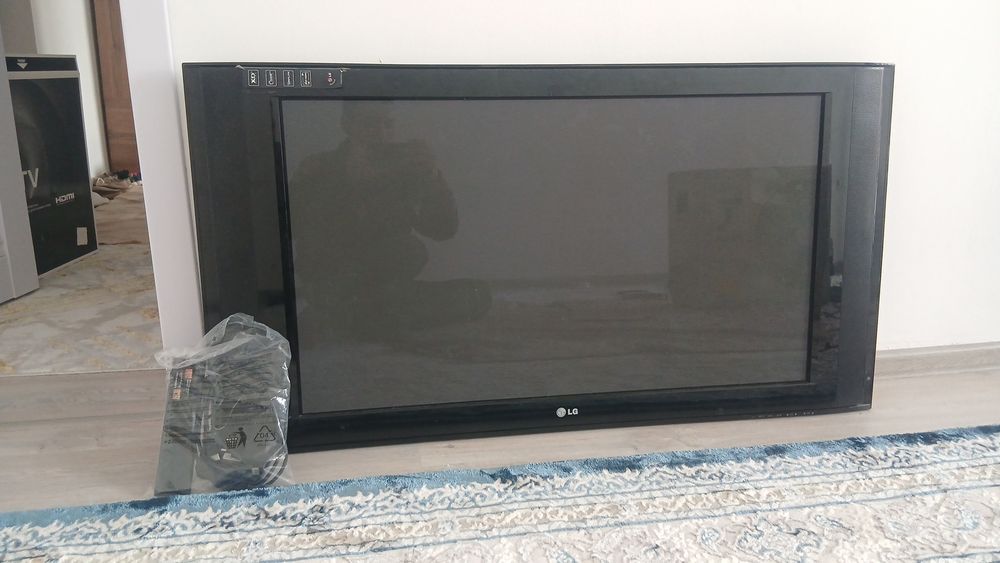 ELG 43 dioganal televizor sotiladi.