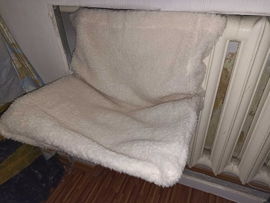 Кровать для кошек у батареи