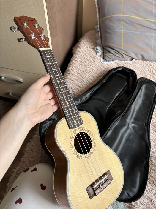 Продам укулеле с чехлом