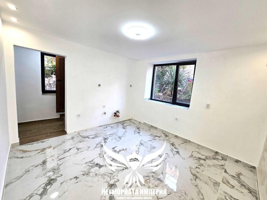 Продавам двустаен апартамент с площ от 40кв.м. на партер с гараж 20кв.м. в град Асеновград квартал Изток