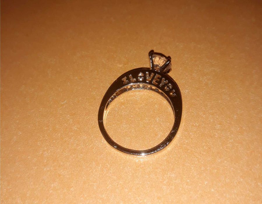 Златен пръстен 14k със камъни- Топаз -нов