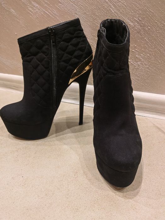 Дамски боти на ток CARVELA