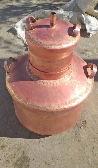 Vand cazan de tuica 120 litri cazanul are pinioane lateral are țeavă de legatura este complet pot trimite și prin fan curier mai multe detalii