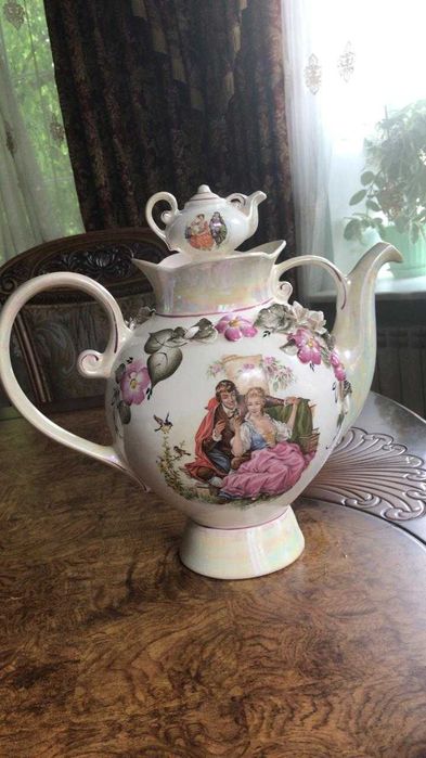 Продам фарфоровый чайник