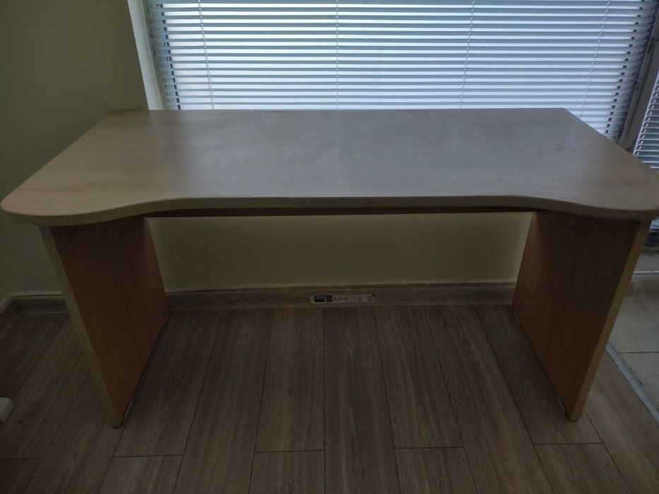 Продавам офис бюро и стол
