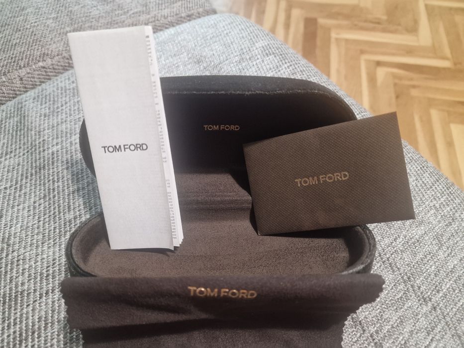 Продавам очила Tom Ford, Burton ,с оригинални документи, калъф и кърпичка, авиатор стил