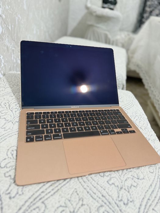 Apple Macbook Air 13 M1 8/256 Gold noutbuki sotiladi