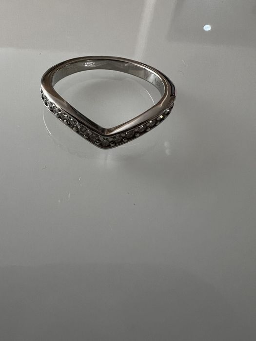 Сребърен пръстен с лабораторно създадени мойсенит