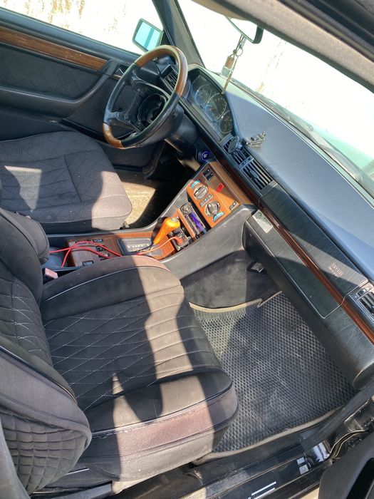 Машина  124 мерс