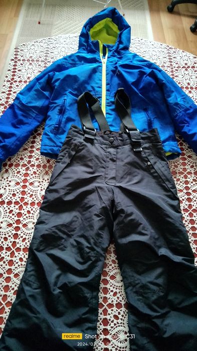 Скиорски екип, много запазен. За момче.