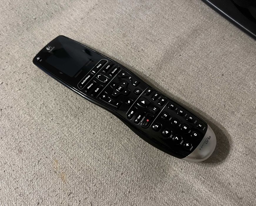 Telecomanda universala Logitech Harmony One cu dock