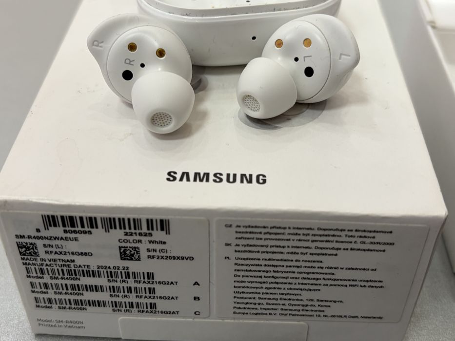 Samsung Galaxy Buds FE, White, la cutie