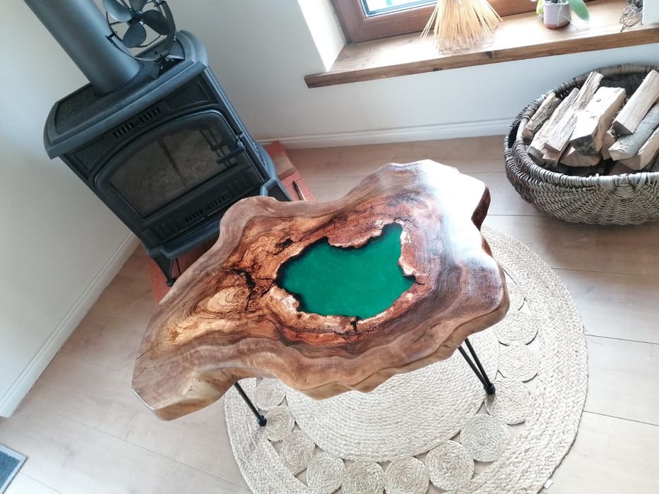 Masă de cafea din lemn de nuc cu inserție epoxy – piesă unicat