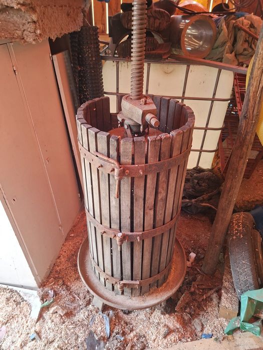 Teasc / Presă manuală veche pentru struguri și fructe – rustică, funcțională