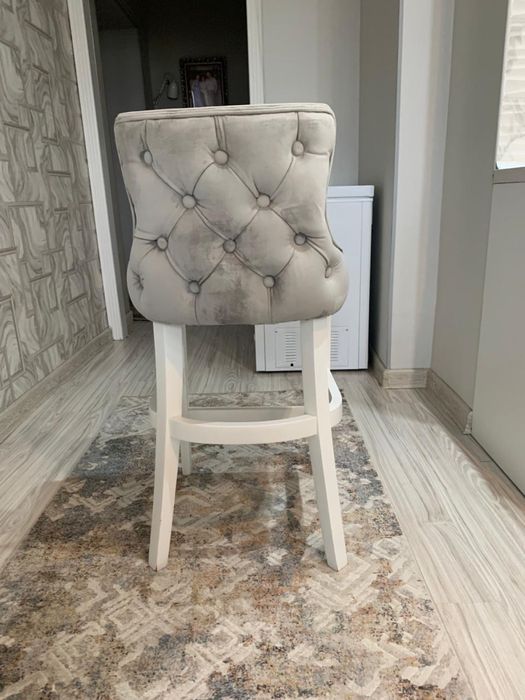 Продаются два барных кресла высокого типа