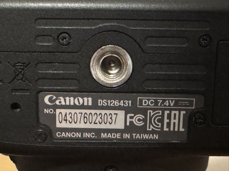 Canon EOS 700D body + Card 4GB + Baterie + Incarcator - Shutter 8533