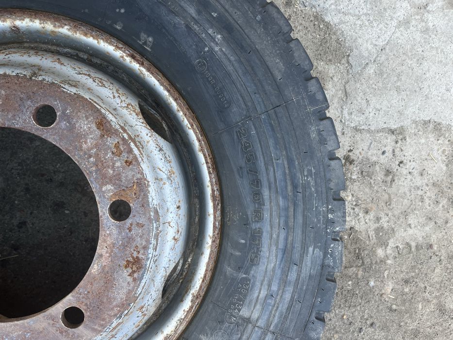Vând roată completă Michelin 245/70 R17.5 – aproape ca nouă