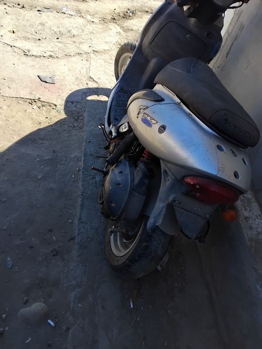 Vând scuter KYMCO de 50cc sau schimb cu alt scuter .