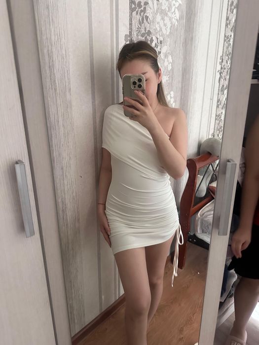 Белое короткое платье