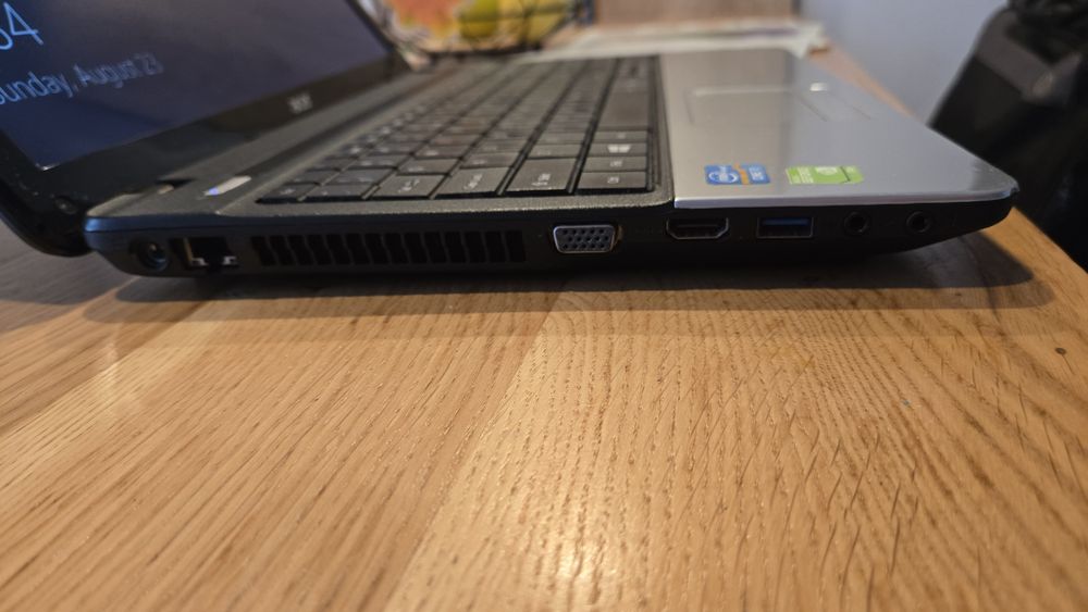 Laptop Acer E1-571G