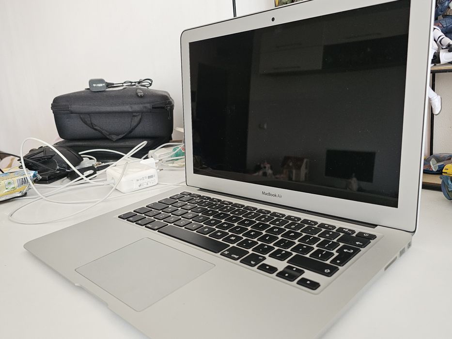 MacBook Air 13″ 2017 cu Baterie NOUĂ si incarcator orginal