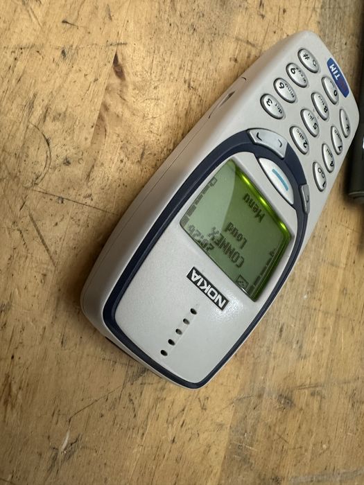 Nokia 3310 de culoare gri deschis cu putin albastru