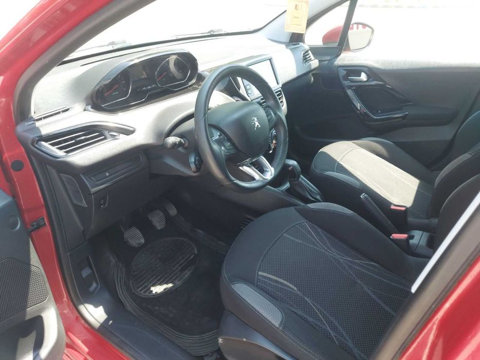 Peugeot 208 1.2 бензин 82к.с  2013г.