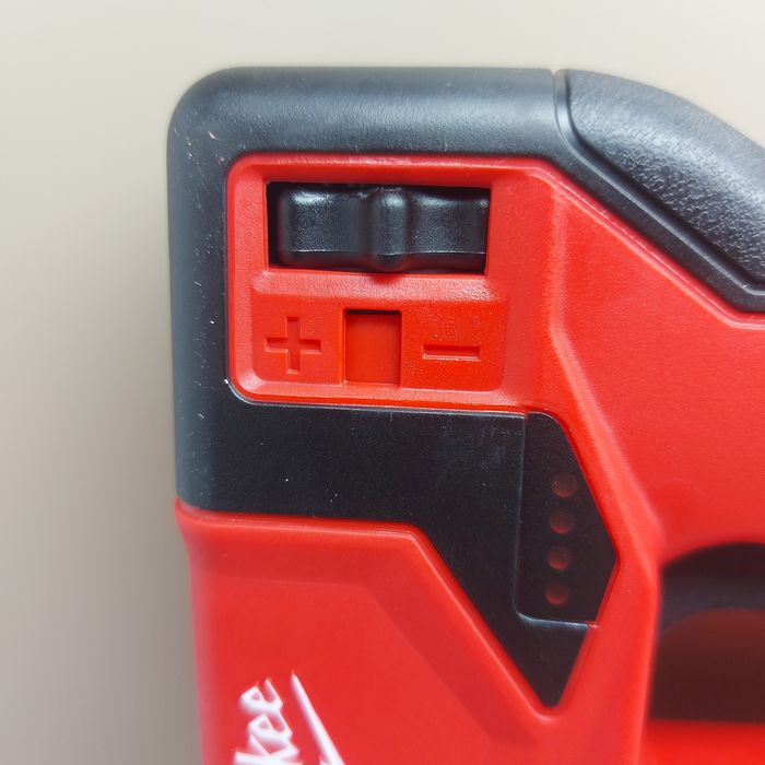 Нов акумулаторен такер Milwaukee M12 BST-0