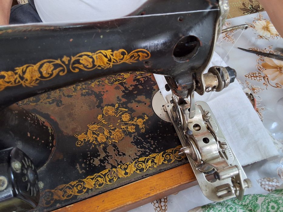 Приставка для швейной машинки для изготовления петель зиг- заг