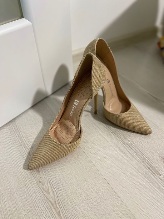 Дамски елегантни златисти токчета