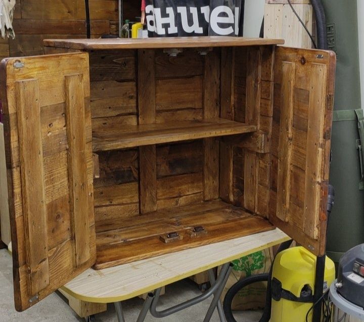 Стилен дървен шкаф