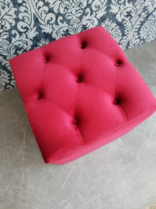 Vând taburet roșu tapițat catifea cu spatiu pentru depozitare
