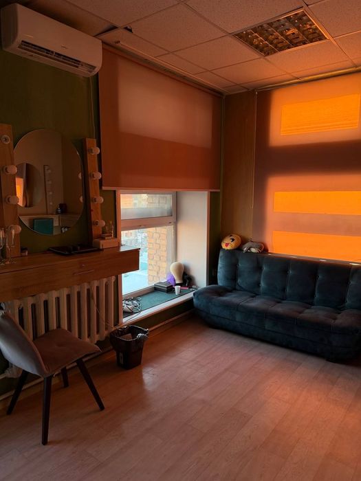 Бьюти-студия в цертре, столы визажиста