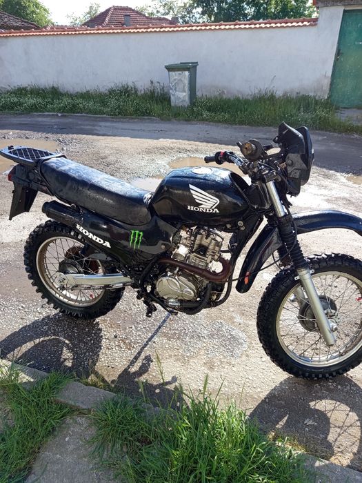 Продавам кросов мотор с двигател на атв honda 200cc.