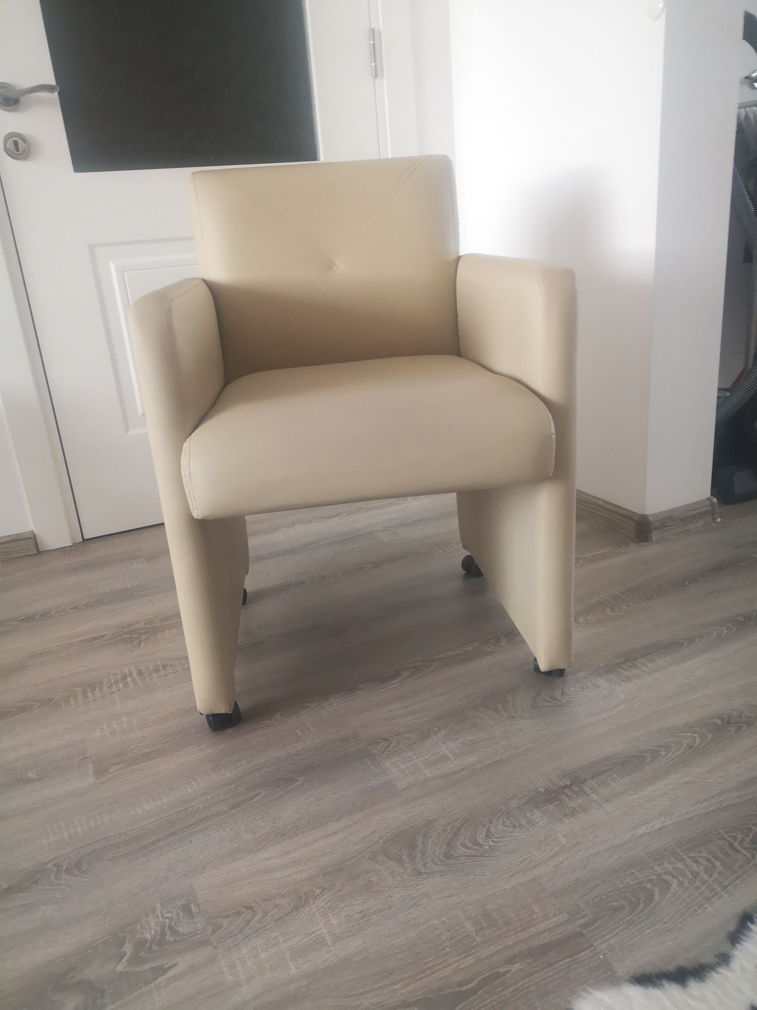 Кожен стол на колела с. Сипей • OLX.bg
