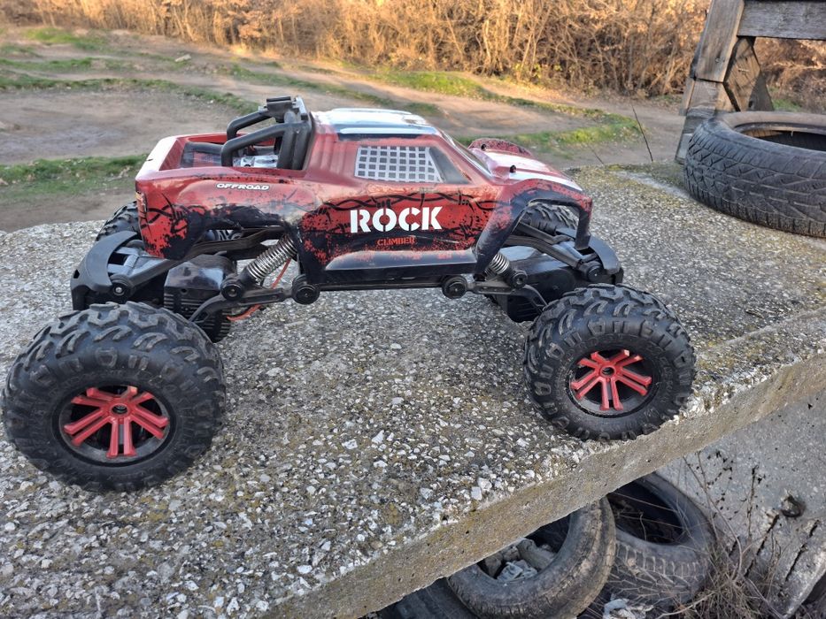 Продавам RC джип ROCK 1/5 с дистанционно и зарядно за дете