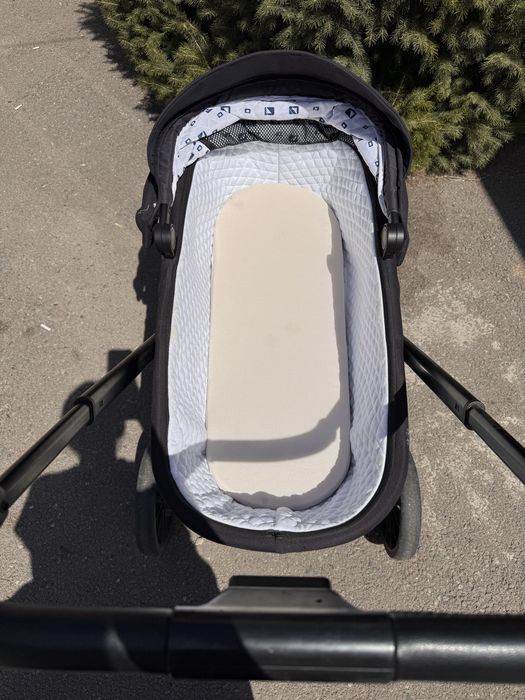 Коляска с люлькой