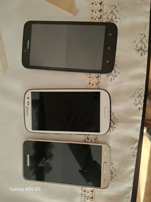 Titlu: Telefoane mobile vechi - Samsung și Huawei (3 bucăți)