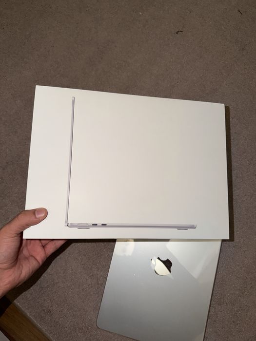Macbook air m4 16/256 silver yengi 14 sikl qurtde turibdi
