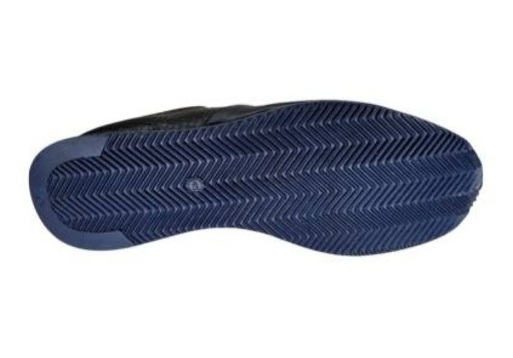 Кроссовки. Великаны. Кожанные.