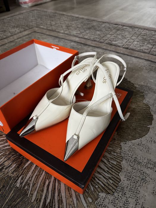 Стильные белые туфли